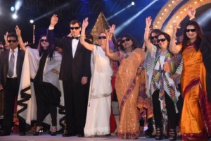 Nayan Patel, Yasmin Moraani, US Consul General Thomas Vajda, Amy Sebes, Poonam Dhillon groove to Bollywood's number Kala Chashma with Shiamak Davar_500x333