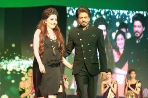 SRK walks the ramp with Designer Archana Kocchar