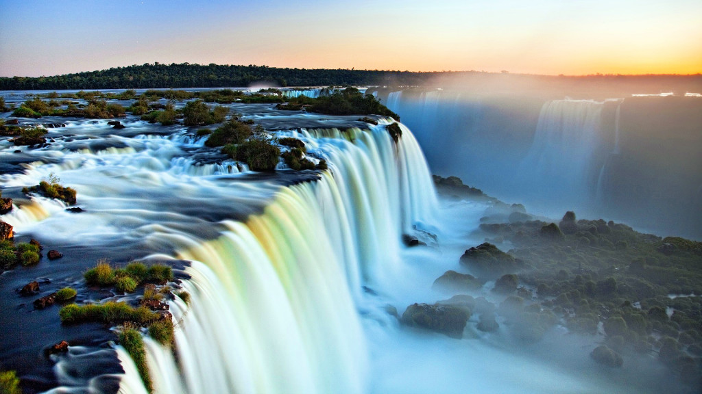 Thác Niagara là địa điểm du lịch nổi tiếng cũng như địa điểm danh thắng cần được bảo tồn của UNESCO
