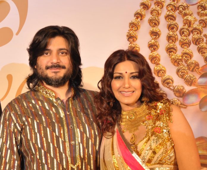 Actress-Sonali-Bendre-with-husband-Goldie-Behl