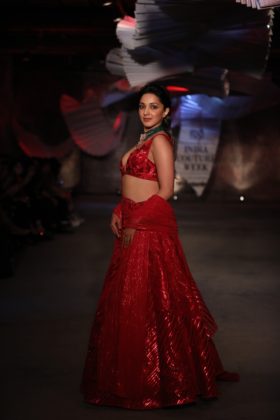 Actor Kiara Advani showcasing Amit Aggarwal at FDCI India Couture Week 2019 (2)