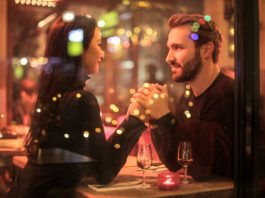 5 Unmistakable Signs That Your Date Likes You