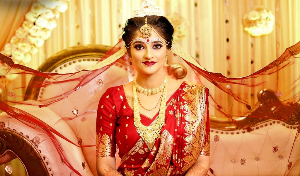 Bengali Bridal Jewellery The dazzling bodhu  Gold wedding jewelry Gold  bridal earrings Bridal jewelry