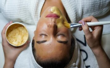 Make your own Facial Mists for this summer mist