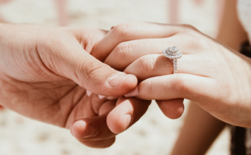 This is how you should take care of your engagement ring ring