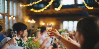 Newlyweds, this is how you can host a party for your friends