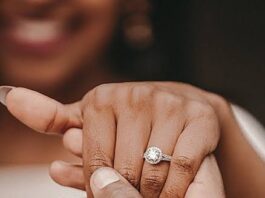 5 ways to show off your engagement on social media