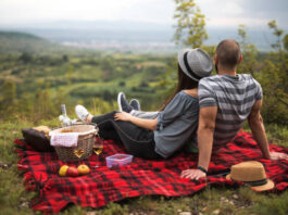 Plan A Cute Picnic Date This Way!