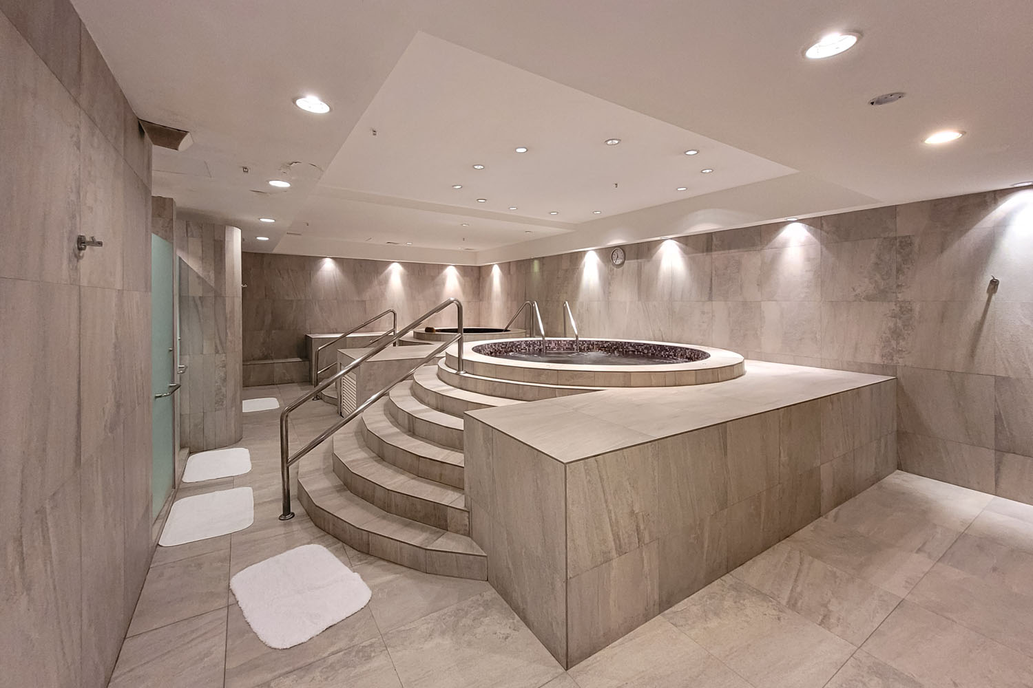 Wet spa lounge