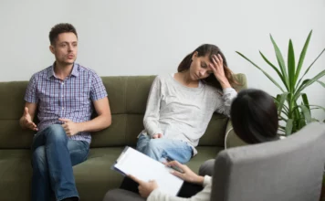 10 Signs You And Your Partner Need Couple Counselling couple fighting