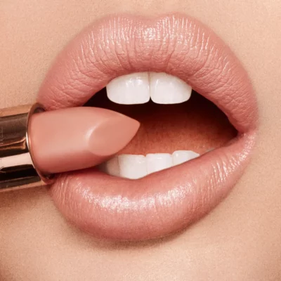 Effortless Lips - Minimalist Makeup Trends