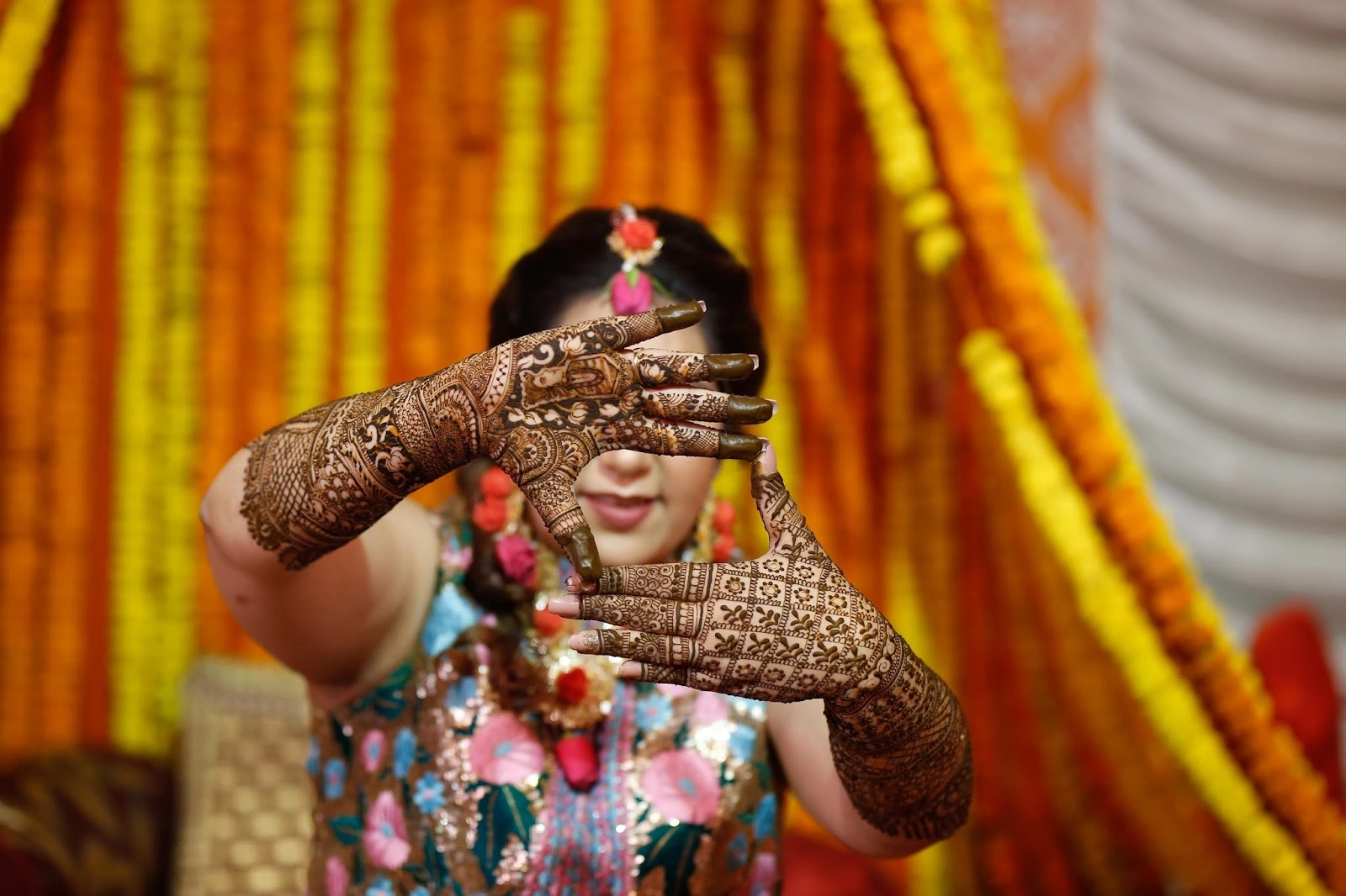 Mehndi poses for bride that will light up your wedding album! - Simple  Craft Idea