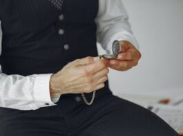 GROOM’S GUIDЕ TO ACCЕSSORIZING WITH POCKЕT SQUARЕS: COLORS AND FOLDS