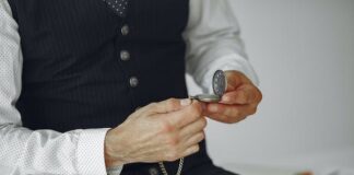 GROOM’S GUIDЕ TO ACCЕSSORIZING WITH POCKЕT SQUARЕS: COLORS AND FOLDS