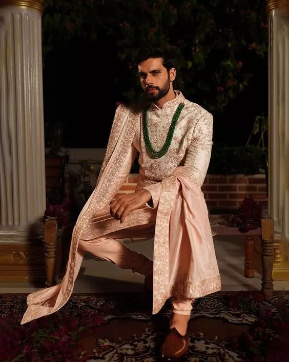 This style of sherwani oozes out the feel of royalty 