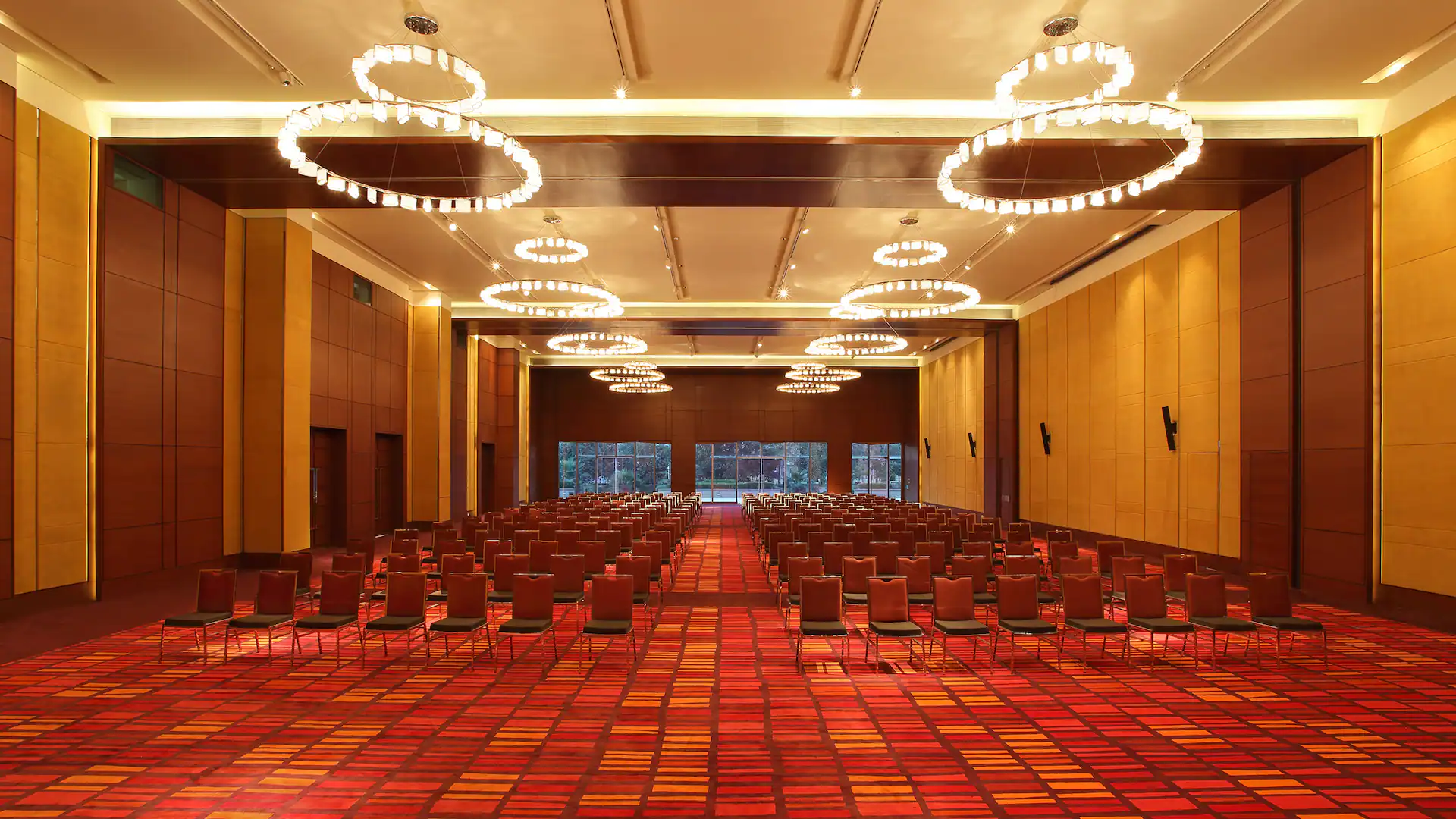 This pillarless ballroom is connected to the upper and lower terraces, making it an ideal venue for hosting cocktails or galas. 
