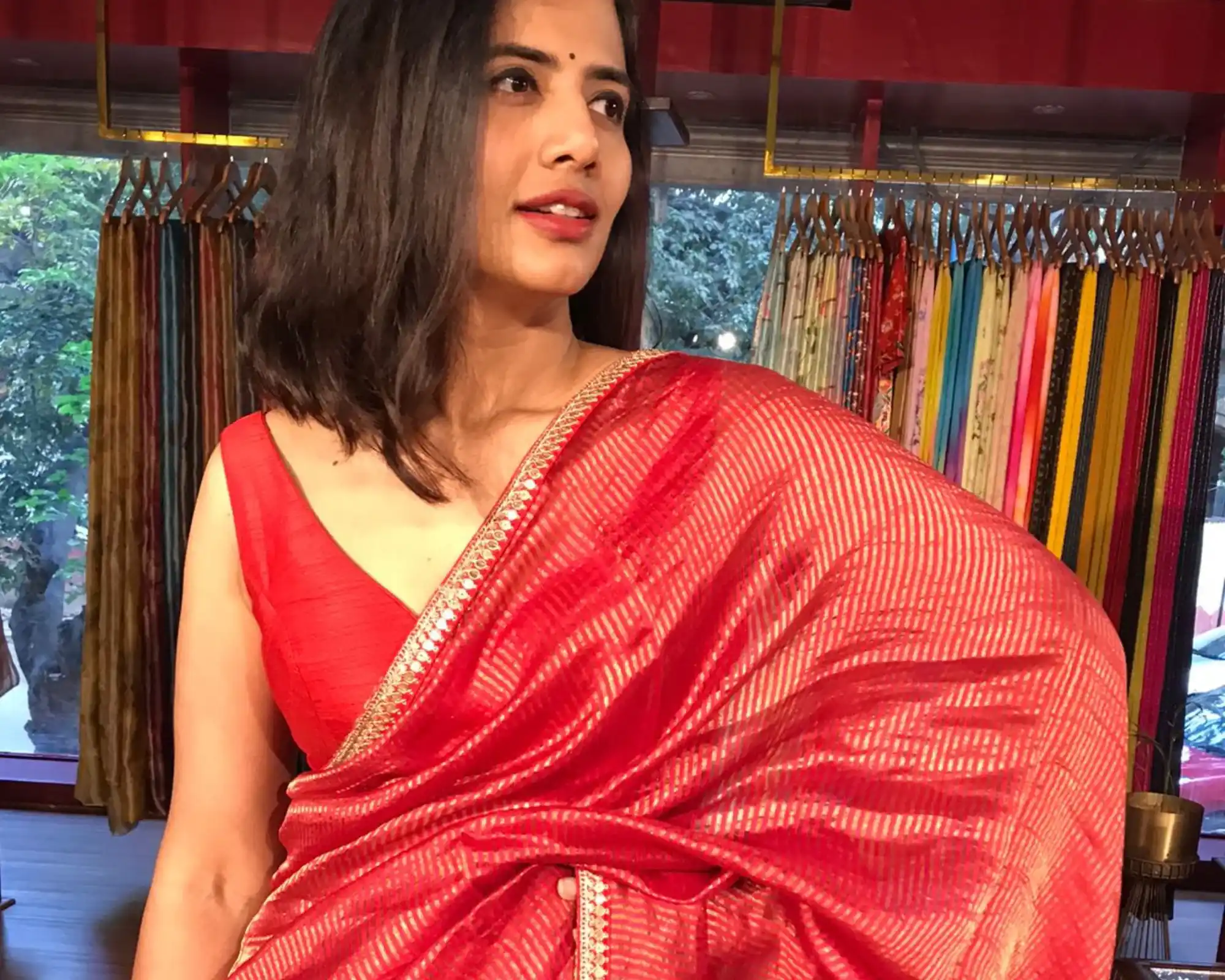 red saree Navratri look paired with gold jewellery