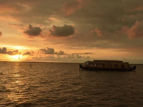 houseboats at kumarakom lake resort