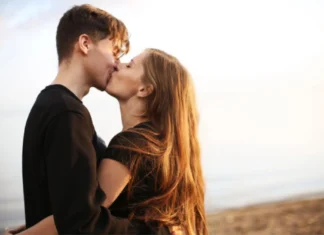 How to Kiss for the First Time: 7 Tips for a Magical Liplock How to Kiss for the First Time