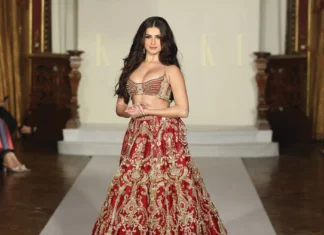 Tara Sutaria Glams It Up on Kalki’s First Standalone Show Tara Sutaria