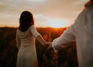 Love, Lights and Lenses: Bollywood Couple Poses to Recreate Couple Poses