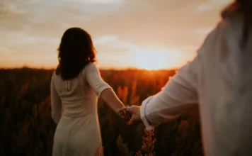 Love, Lights and Lenses: Bollywood Couple Poses to Recreate Couple Poses